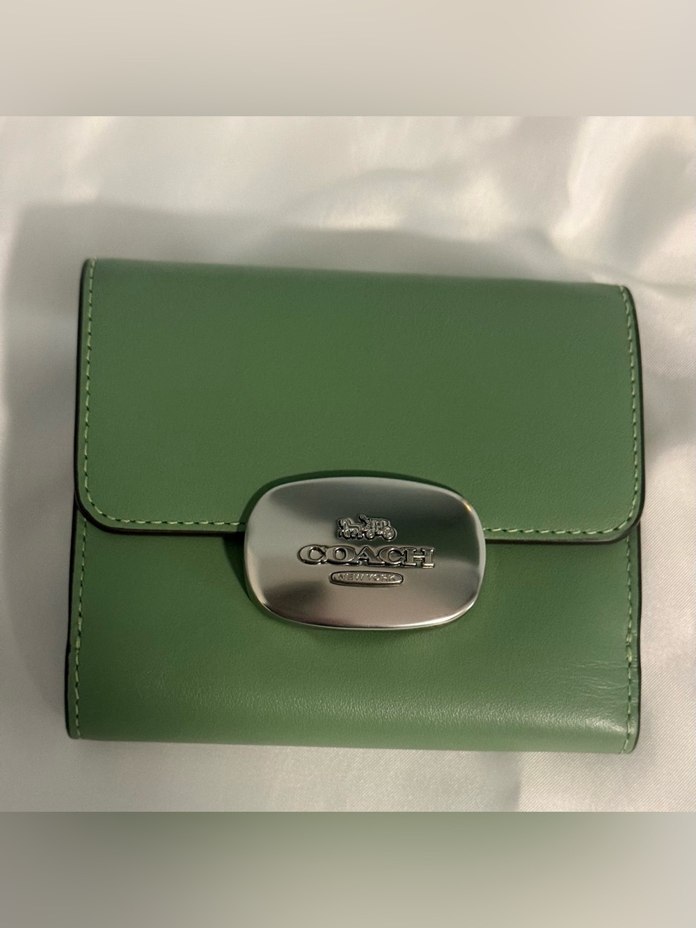 Coach Green Leather Wallet with Silver Logo Plate! NWOT Absolutely Gorgeous 🥰